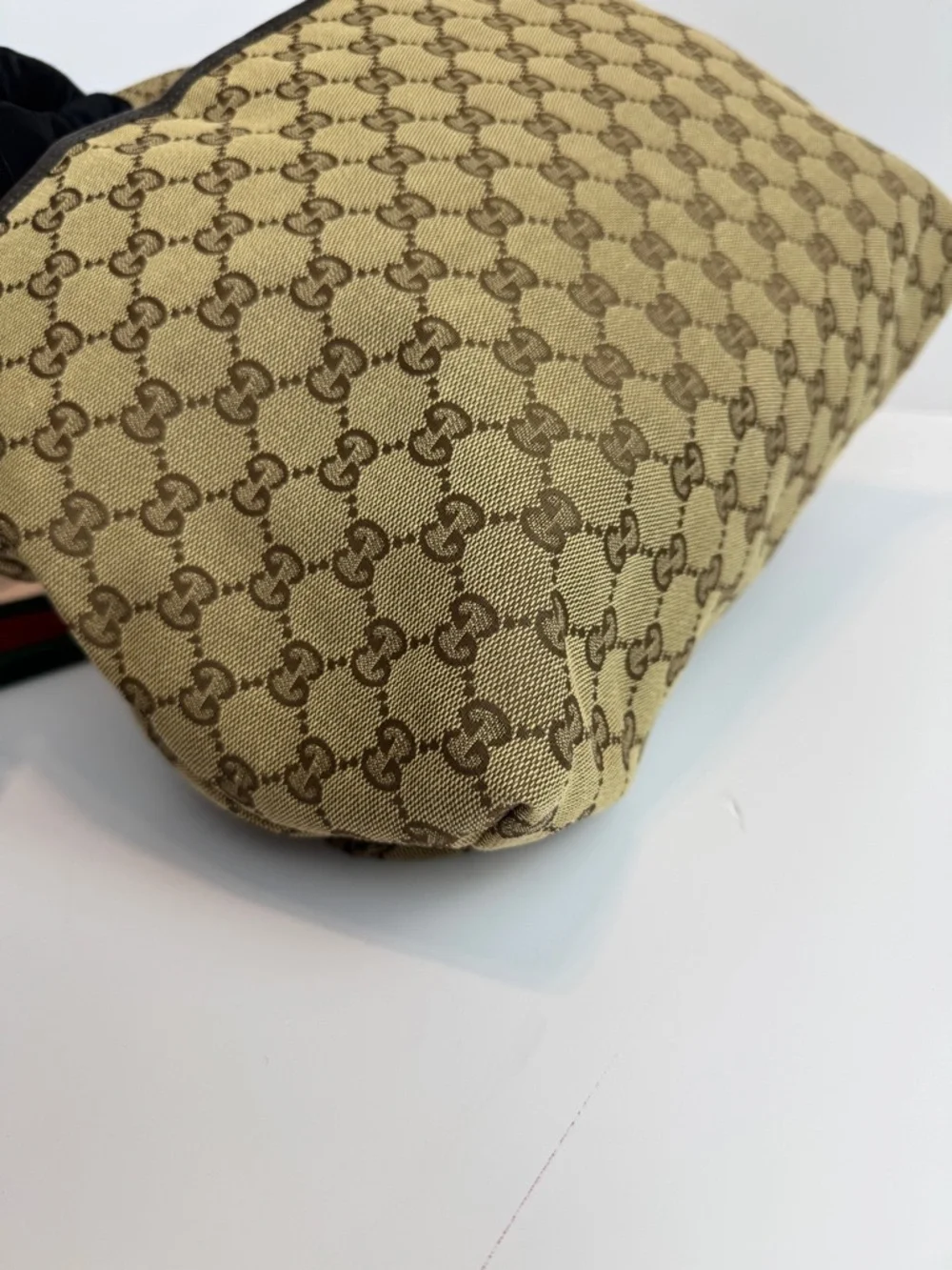 Gucci Beige Monogram Crossbody Bag with Green-Red Strap - Picture 7 of 15